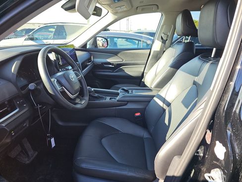 Used 2025 Toyota Grand Highlander AWD image 13
