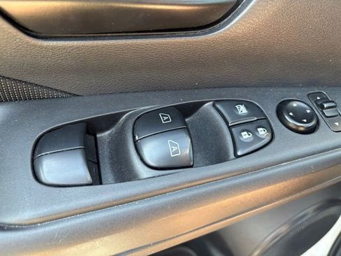 Used 2021 Nissan Kicks S FWD image 12