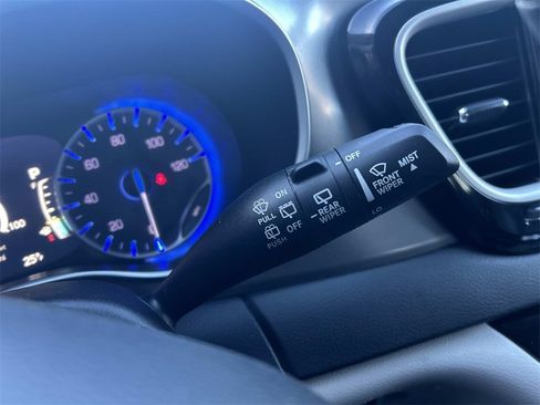 Used 2024 Chrysler Pacifica Touring-L image 27