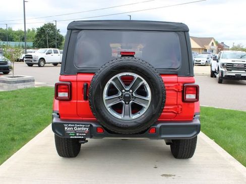 Used 2022 Jeep Wrangler Unlimited Sahara AWD/4WD image 31