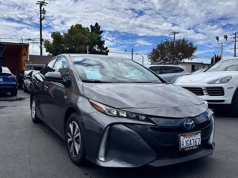 Used 2019 Toyota Prius Prime Plus w/ Preferred Accessory Package FWD image 2