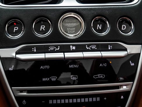 Used 2019 Aston Martin DB11 Volante image 28