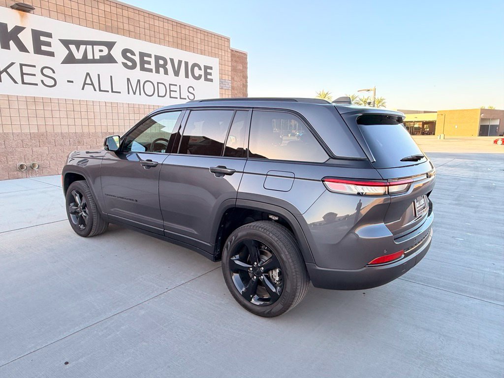 Used 2025 Jeep Grand Cherokee Limited w/ Black Appearance Package RWD image 9