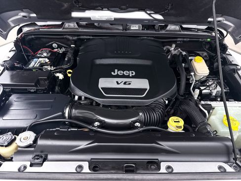 Used 2017 Jeep Wrangler Unlimited Sahara w/ Max Tow Package AWD/4WD image 8