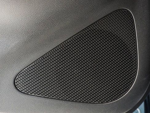 Used 2025 Toyota Corolla Cross LE image 8