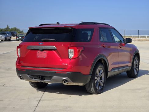 Used 2022 Ford Explorer XLT w/ Equipment Group 202A AWD/4WD image 8