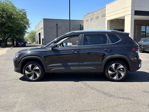 Used 2025 Volkswagen Taos SE AWD/4WD image 5