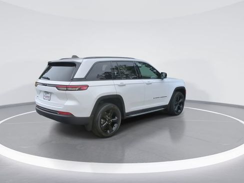 Used 2023 Jeep Grand Cherokee Altitude AWD/4WD image 8