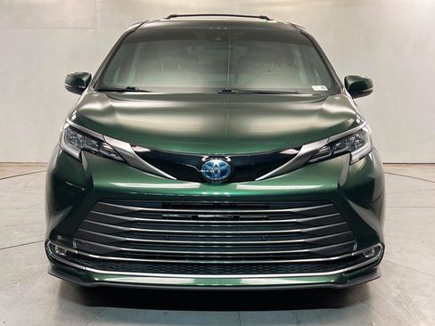 Used 2022 Toyota Sienna Limited FWD image 9