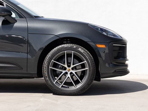 Certified 2025 Porsche Macan AWD/4WD image 11