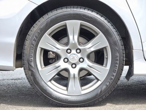 Used 2017 Toyota Sienna SE Premium image 6