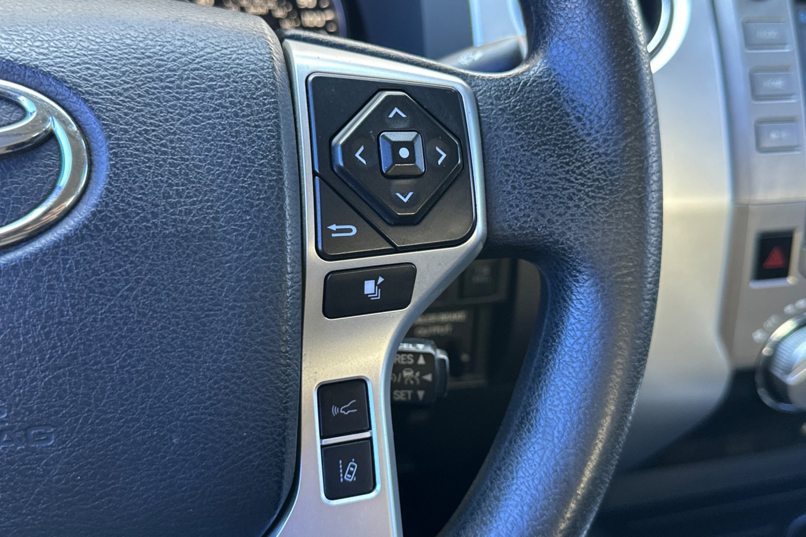 Used 2018 Toyota Tundra SR5 w/ SR5 Upgrade Package RWD image 35