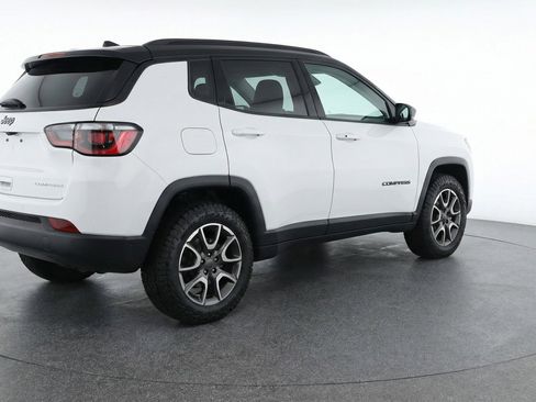 Used 2025 Jeep Compass Trailhawk image 9