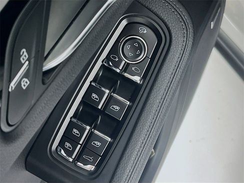 Certified 2025 Porsche Macan image 9