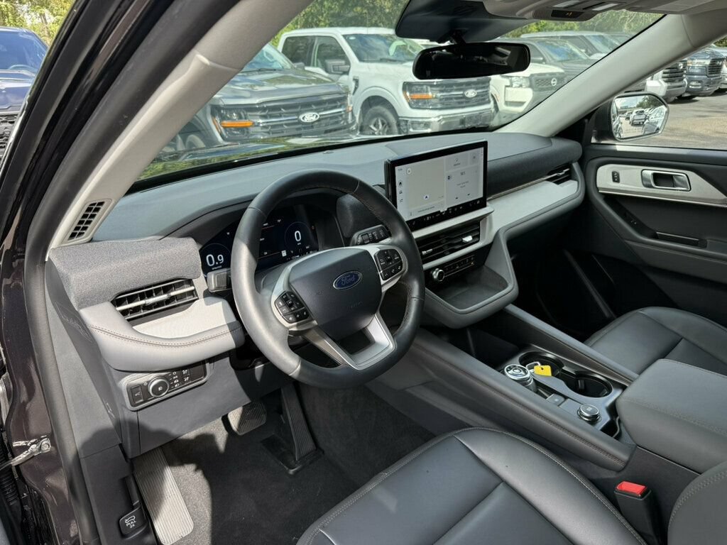 Used 2026 Ford Explorer Active w/ Active Comfort Package RWD image 3