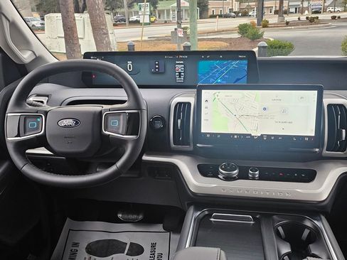 New 2026 Ford Expedition Active image 14