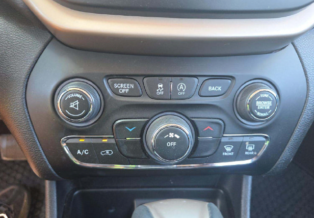 Used 2017 Jeep Cherokee Latitude w/ Cold Weather Group AWD/4WD image 16