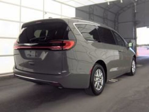 Used 2022 Chrysler Pacifica Touring-L FWD image 3