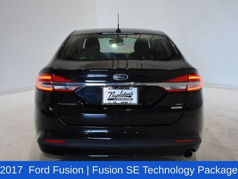 Used 2017 Ford Fusion SE w/ Fusion SE Technology Package FWD image 5