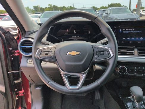 Used 2025 Chevrolet Trax LT w/ LT Convenience Package FWD image 22