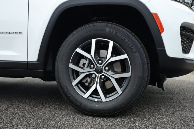 New 2027 Jeep Grand Cherokee Laredo X RWD image 5
