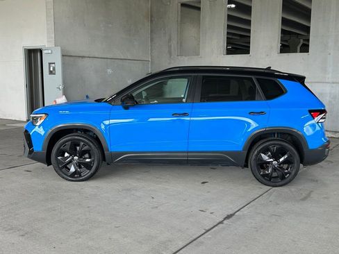 Used 2025 Volkswagen Taos SE image 2