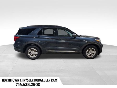 Used 2022 Ford Explorer XLT image 2
