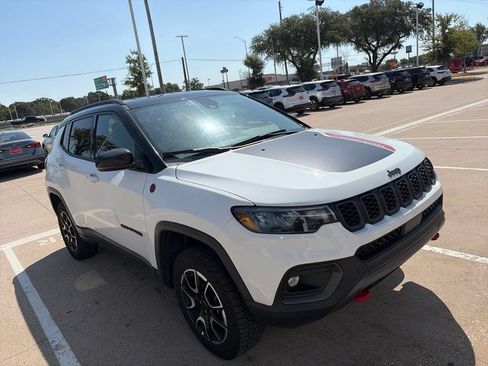 Used 2025 Jeep Compass Trailhawk AWD/4WD image 5
