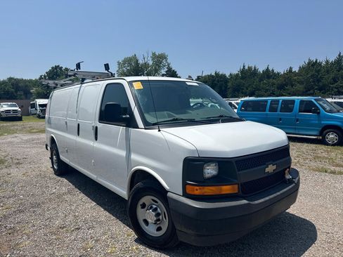 Used 2017 Chevrolet Express 2500 Extended RWD image 3