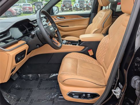 Used 2023 Jeep Grand Cherokee Summit AWD/4WD image 19