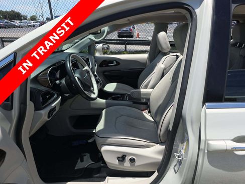 Used 2021 Chrysler Pacifica Limited w/ Uconnect Theater Family Group FWD image 6