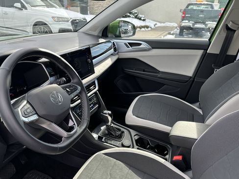 Certified 2025 Volkswagen Taos SE w/ Panoramic Sunroof Package image 8