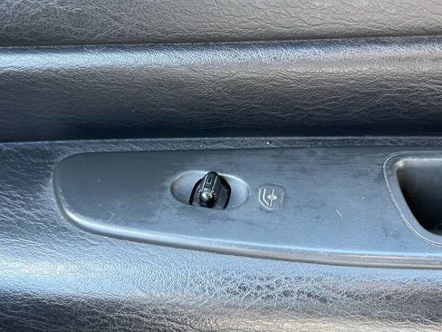 Used 2004 Chrysler Sebring LXi image 21