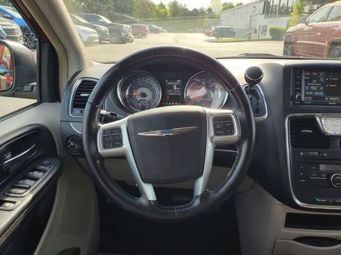 Used 2013 Chrysler Town & Country Touring FWD image 17
