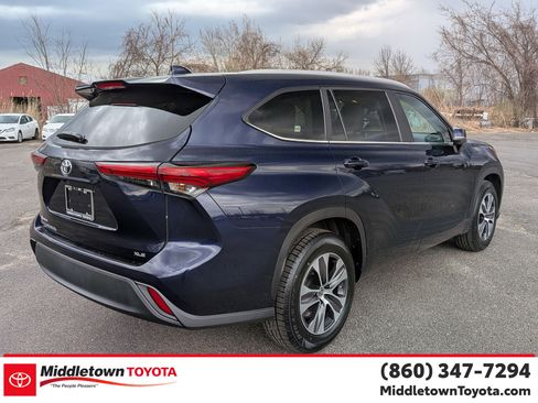 Used 2023 Toyota Highlander XLE image 3