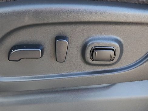 Used 2022 Nissan Titan SV w/ SV Convenience Package image 9