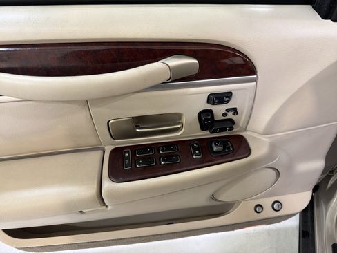 Used 2005 Lincoln Town Car Signature Limited image 15