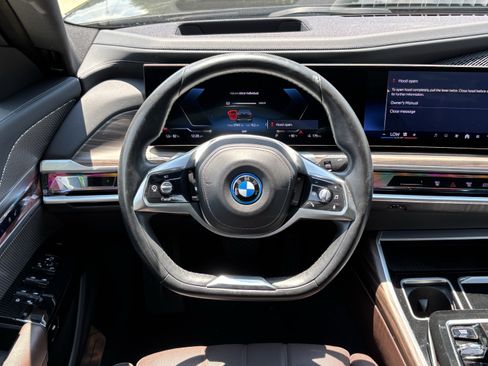 Used 2023 BMW i7 xDrive60 AWD/4WD image 18