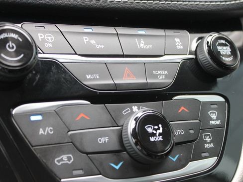 Used 2023 Chrysler Pacifica Limited w/ Uconnect Theater Family Group FWD image 13