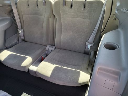 Used 2013 Toyota Highlander Plus AWD/4WD image 32