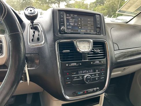 Used 2014 Chrysler Town & Country Touring image 29