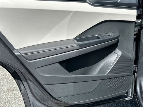 Used 2025 Volkswagen Taos SE image 12