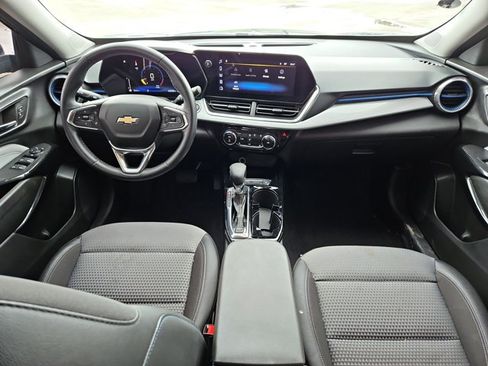 Used 2024 Chevrolet Trax LT w/ Sunroof Package FWD image 16