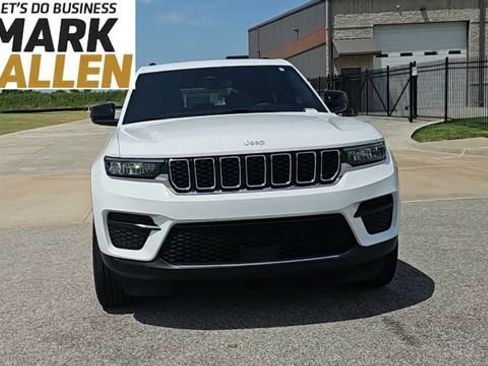 Used 2024 Jeep Grand Cherokee Laredo w/ Luxury Tech Group I AWD/4WD image 3