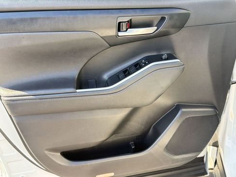 Used 2023 Toyota Highlander XLE FWD image 13