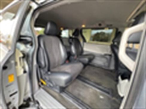 Used 2013 Toyota Sienna SE image 18