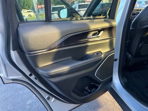 Used 2022 Jeep Grand Cherokee Altitude AWD/4WD image 10