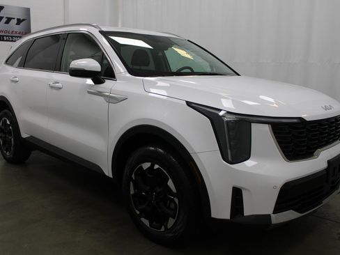 Used 2024 Kia Sorento S image 3