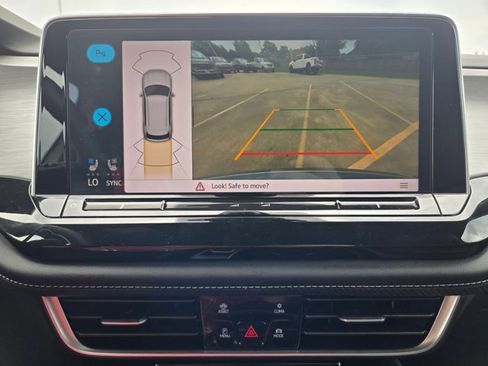 Used 2025 Volkswagen Atlas Cross Sport SE AWD/4WD image 15