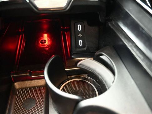 Used 2025 Mercedes-Benz GLC 300 image 3